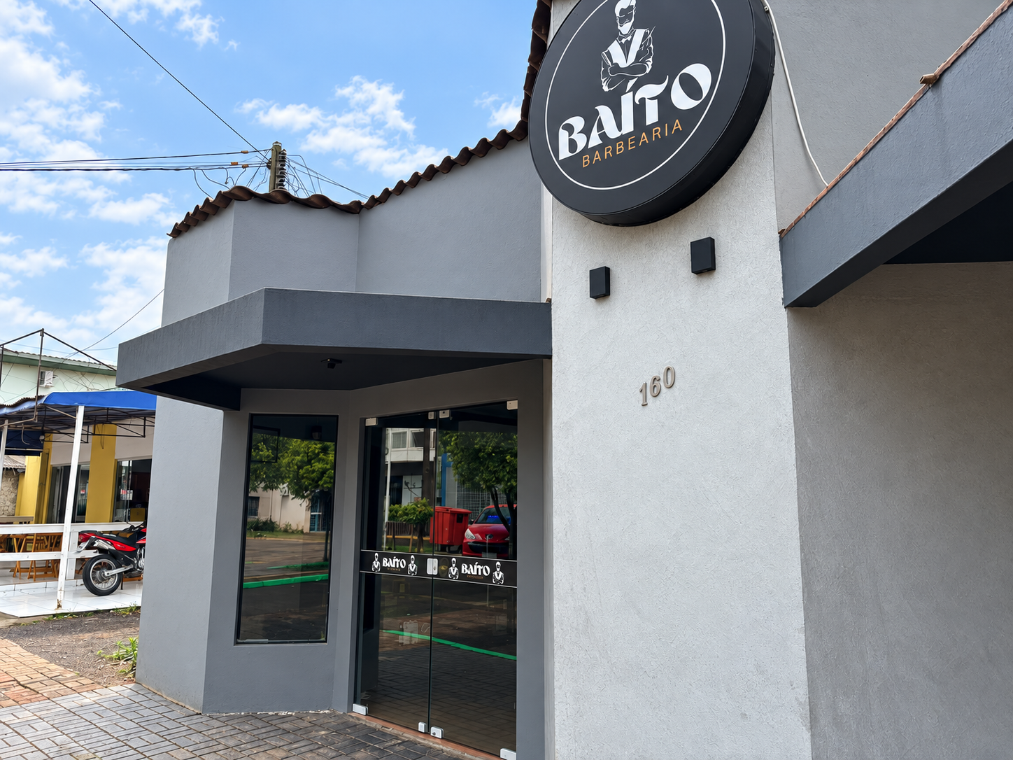 Entrada e placa da Baito Barbearia