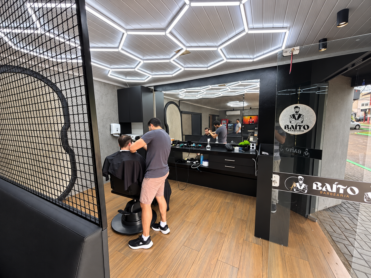 Barbeiro trabalhando na área de corte da Baito Barbearia
